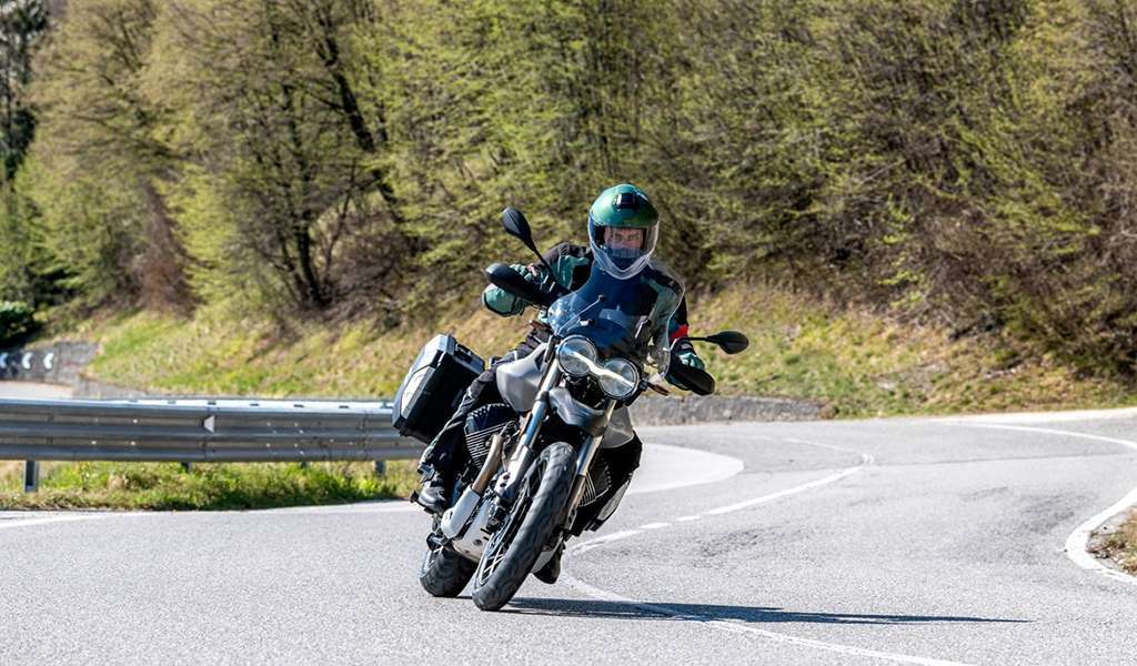 Moto Guzzi V85 TT: la prova su strada di motociclismo.it