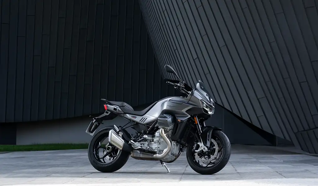 Moto Guzzi V100 Mandello: l’anima roadster incontra il comfort tourer